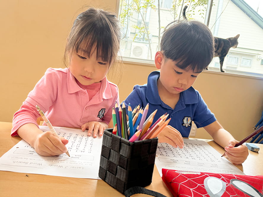 真剣な表情で与えられた課題を解いていくフランクリンスクール倉敷校の生徒たち