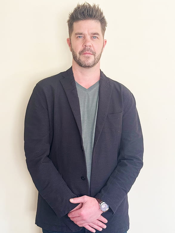 笑顔で子供たち接しているフランクリンスクール倉敷校の代表講師の男性