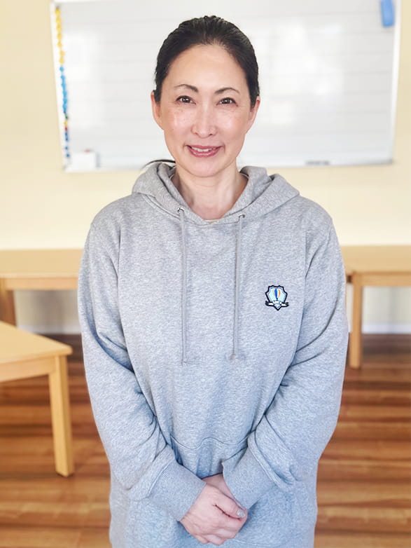 笑顔で子供たち接して指導しているフランクリンスクール倉敷校の代表講師の女性