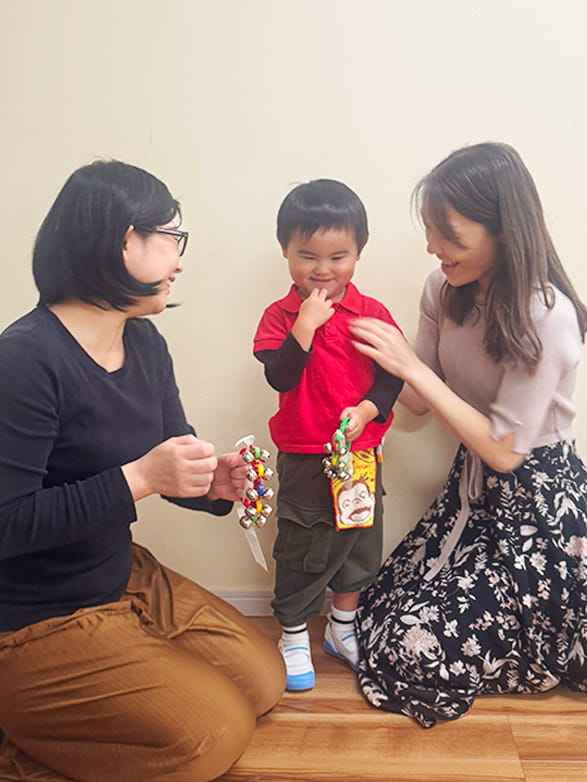 英語で音楽を教えているミュージッククラスの女性講師