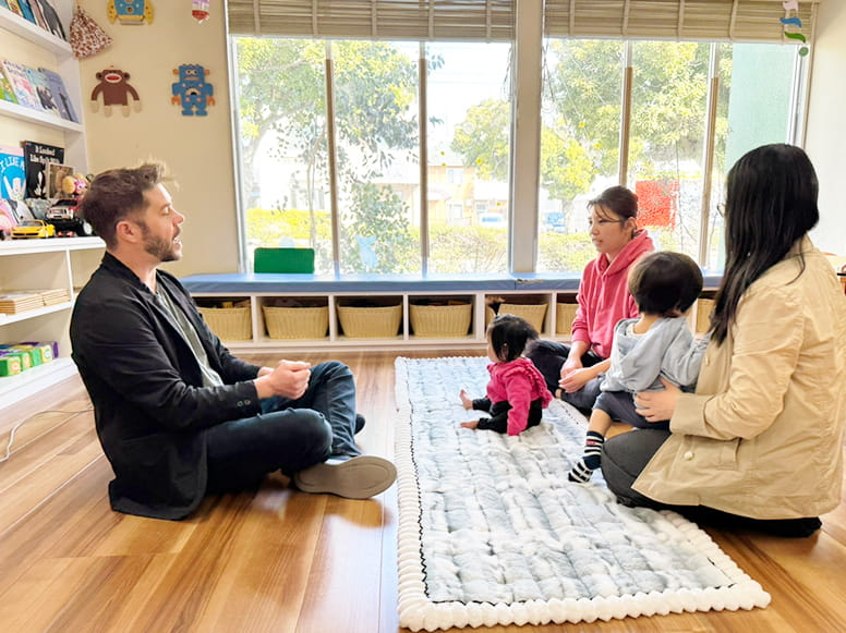 動物の模型を見ながらその動物の英語が書かれたカードを合わせていく生徒たち