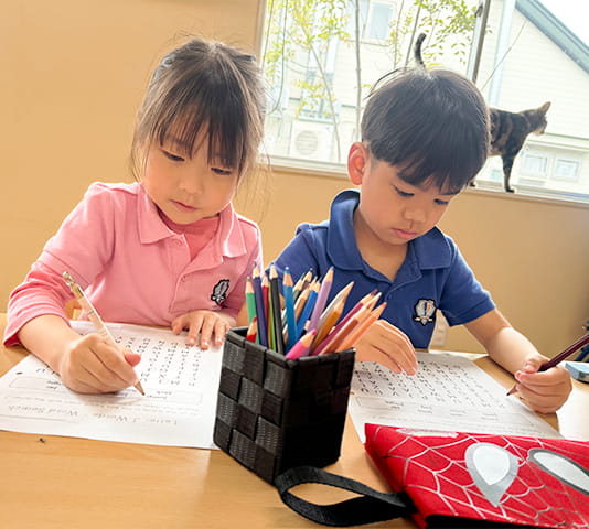 真剣な表情で与えられた課題を解いていくフランクリンスクール倉敷校の生徒たち