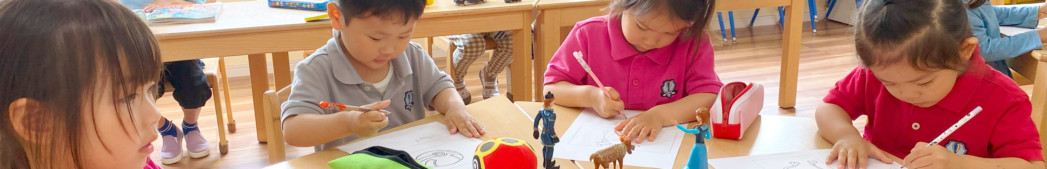 目の前に置いたおもちゃなどを見ながらそのおもちゃを書いて色を塗っていく生徒たち