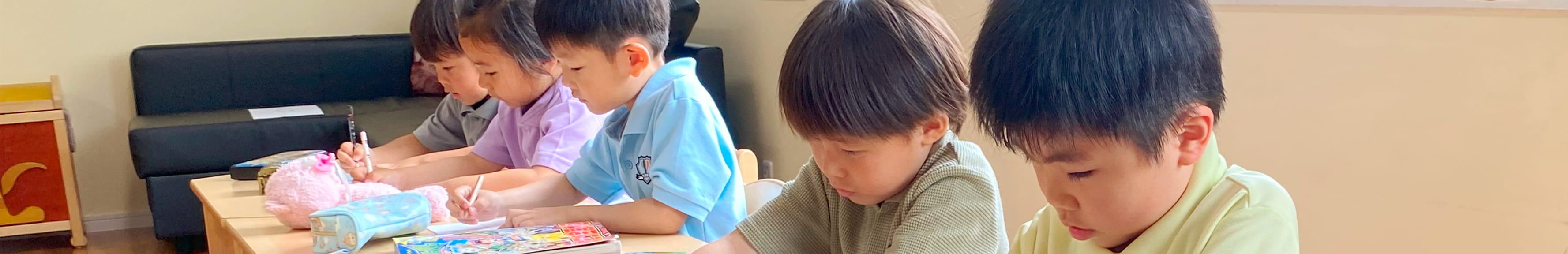 真剣な表情で与えられた課題を解いていくフランクリンスクール倉敷校の生徒たち