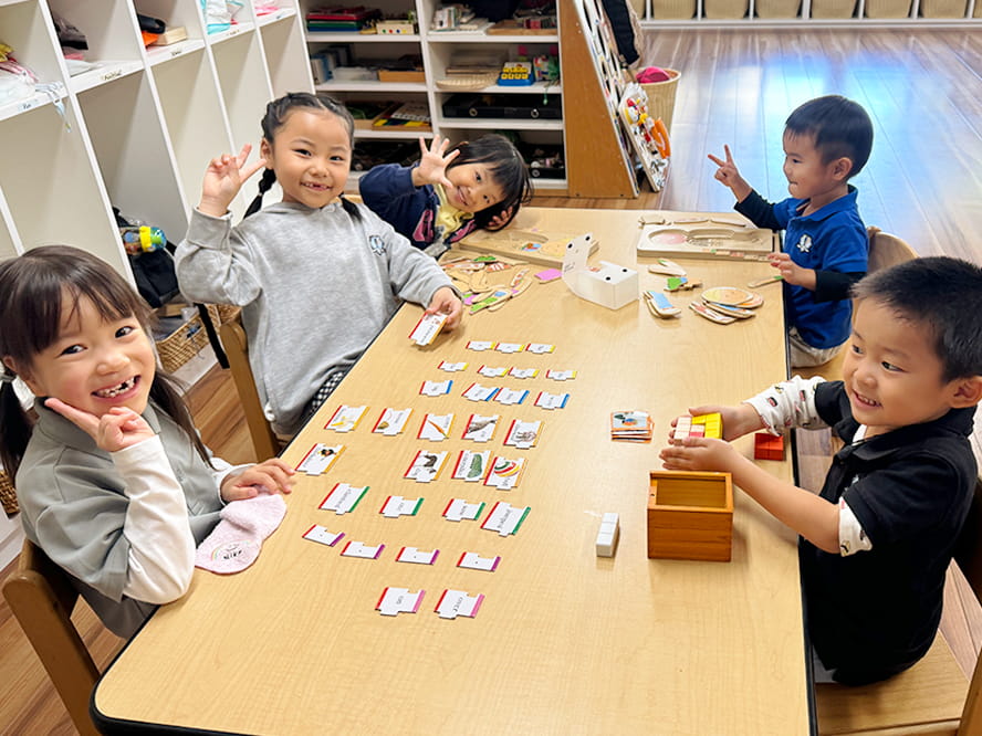 笑顔でポーズを決めるフランクリンスクール倉敷校の生徒たち