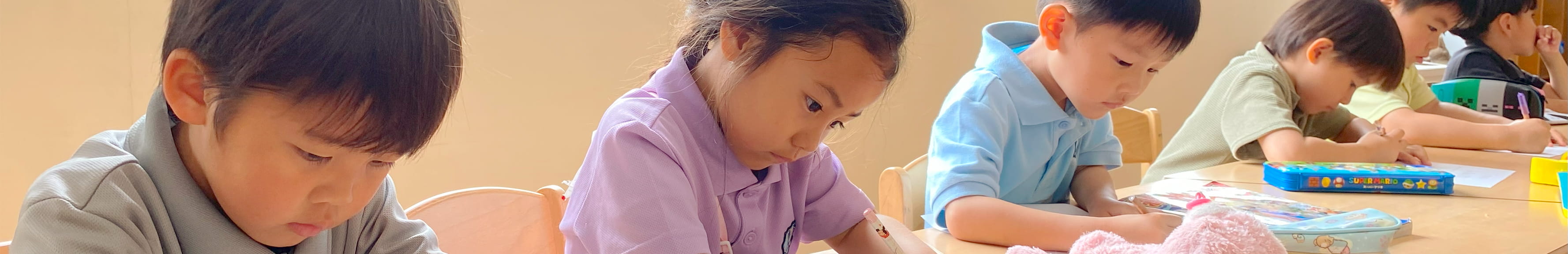 真剣な表情で課題に取り組むキンダーガーテンの生徒たち