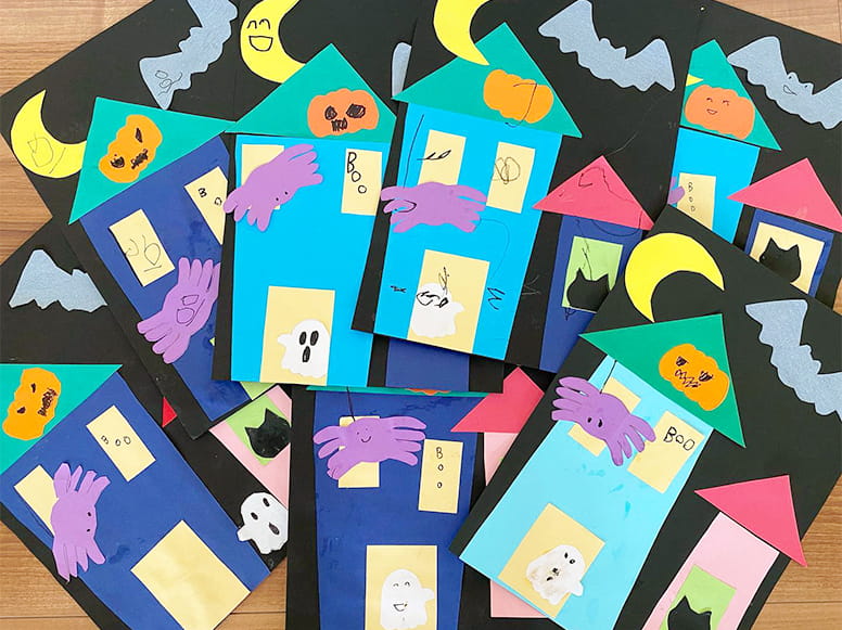 ハロウィンにちなんだイラストを切り絵のように貼り付けているアートボード