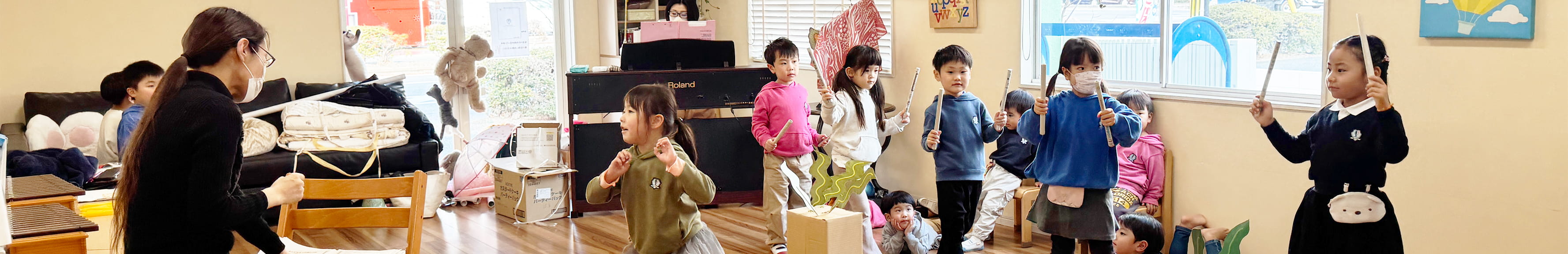 手にスティックを持ち音楽に合わせて踊っている生徒たち