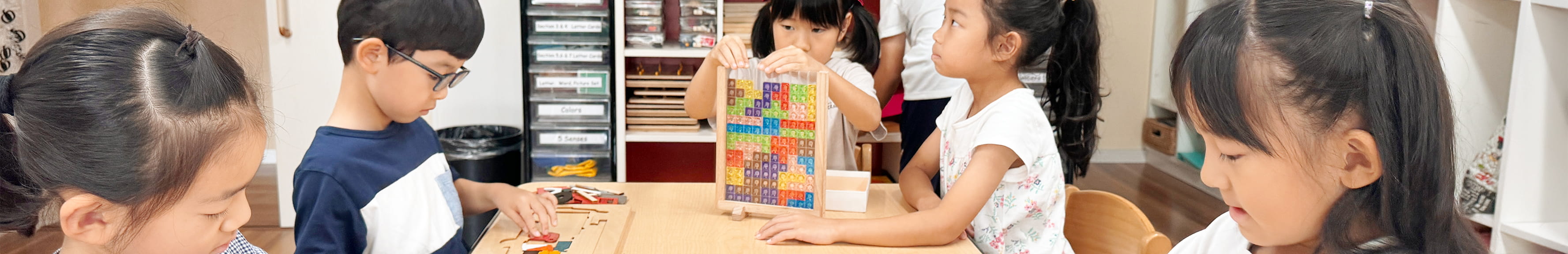 それぞれ絵をかいたりパズルをしたり積み木をしたりしながら学んでいる生徒