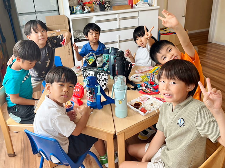 ランチタイムにみんなでお弁当を食べている生徒たち