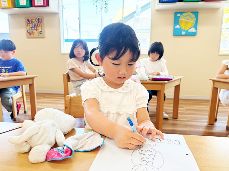 真剣な表情で絵を描いていく生徒