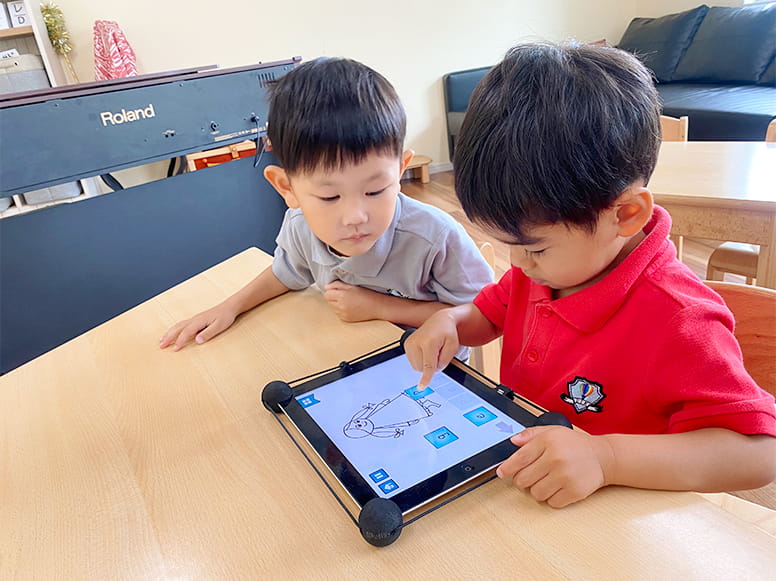 タブレット端末を使い英語を学ぶ生徒たち