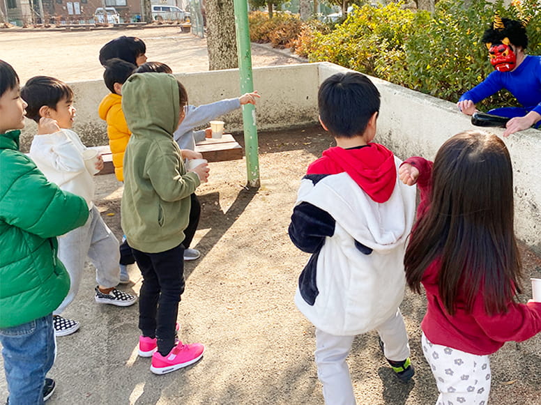 公園で鬼が出てきて豆をまきながら鬼退治をする生徒たち